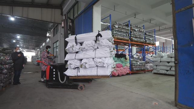 叉车搬运布包 Forklift handling