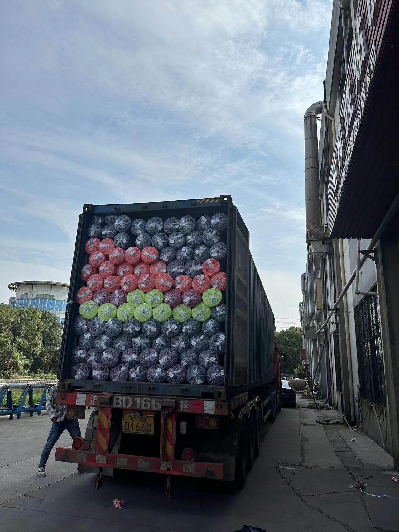 满载面料发车 Shipping